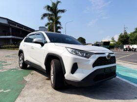 【日系休旅車冠軍】2023年豐田 RAV4豪華版(第五代)原廠保固中，純跑6萬公里認證車