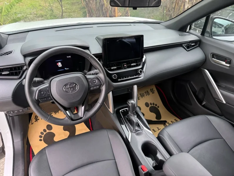 【跨界小休旅必選】2023年 豐田 COROLLA CROSS 1.8GR 版，純跑9萬公里原廠保固中