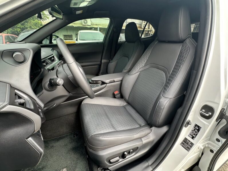 【日系質感小休旅】2022年凌志UX250H油電豪華版2.0，原漆原版件原廠保固中