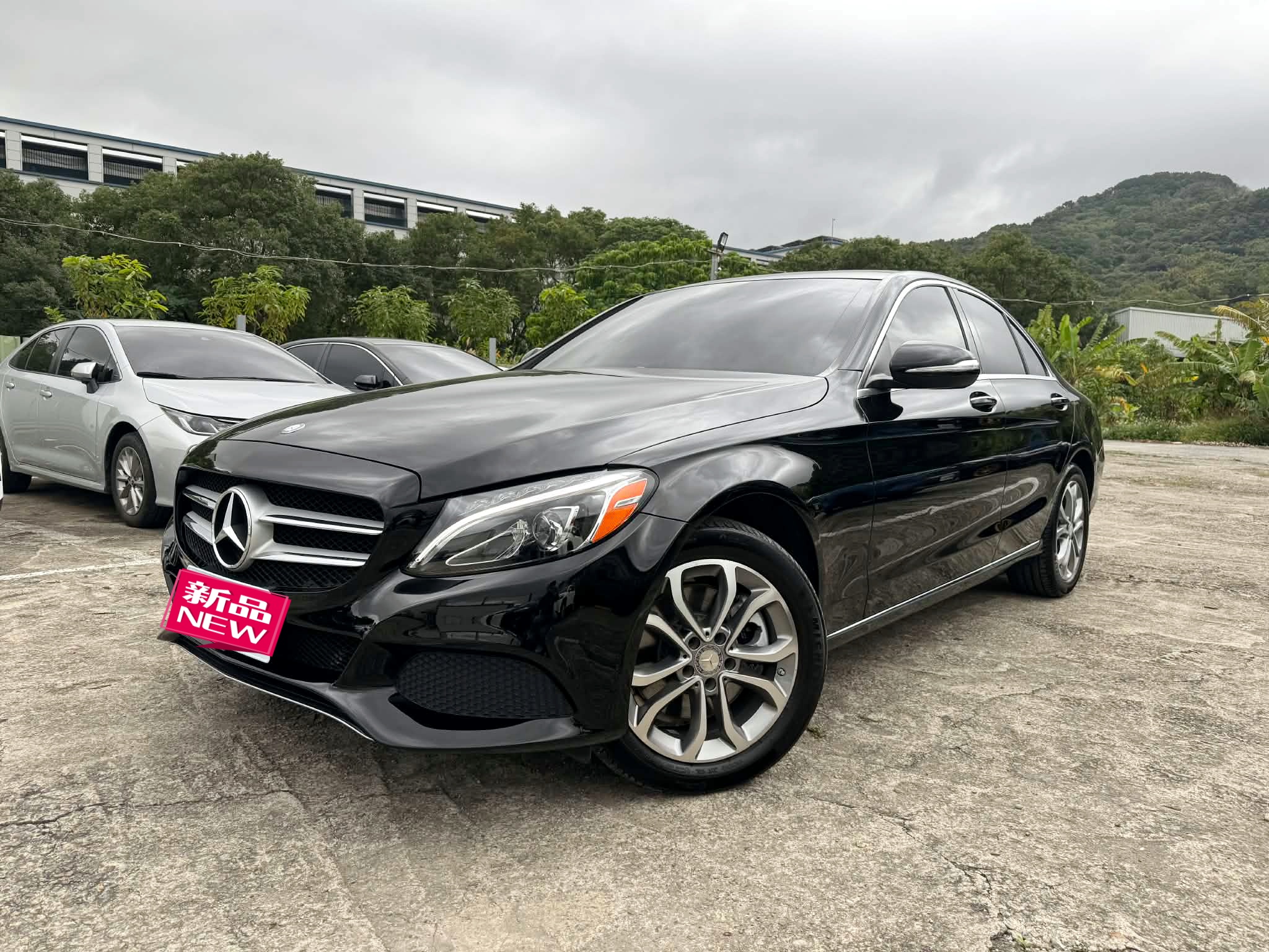 賓士中古車流通量最大車系：2016 年式 Mercedes-Benz C300 4MATIC 黑色房車前側外觀