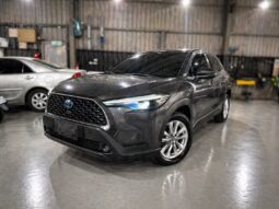 【跨界小休旅必選】2025年式豐田 COROLLA CROSS 1.8油電豪華版，原廠保固中/純跑2萬公里