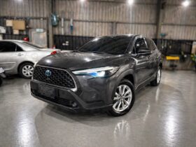 【跨界小休旅必選】2025年式豐田 COROLLA CROSS 1.8油電豪華版，原廠保固中/純跑2萬公里