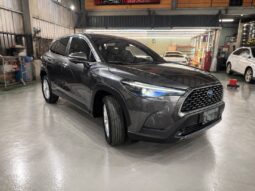 【跨界小休旅必選】2025年式豐田 COROLLA CROSS 1.8油電豪華版，原廠保固中/純跑2萬公里