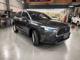【跨界小休旅必選】2025年式豐田 COROLLA CROSS 1.8油電豪華版，原廠保固中/純跑2萬公里