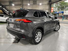 【跨界小休旅必選】2025年式豐田 COROLLA CROSS 1.8油電豪華版，原廠保固中/純跑2萬公里