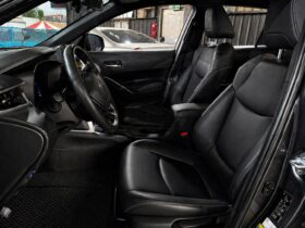 【跨界小休旅必選】2025年式豐田 COROLLA CROSS 1.8油電豪華版，原廠保固中/純跑2萬公里