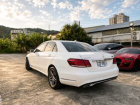 【賓士豪華轎車】2015年式賓士E200總代理/全車原版件認證車/加裝12吋360環景安卓機/AMG鋁圈/購車享保固