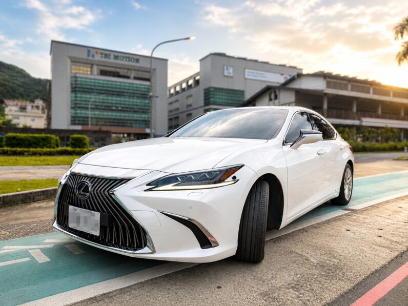 【凌志最熱銷房車首選】2020年式凌志ES300H油電旗艦版/認證美車/實跑10萬公里/購車享一年保固/大電池原廠保固中