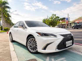 【凌志最熱銷房車首選】2020年式凌志ES300H油電旗艦版/認證美車/實跑10萬公里/購車享一年保固/大電池原廠保固中