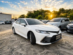 【優質豪華轎車】2023年式豐田CAMRY 2.0豪華版(8.5代)/原版認證車/純跑8.9萬公里/購車享一年保固